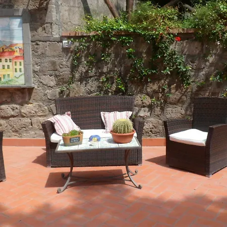 לינה וארוחת בוקר Sorrento Home 2*